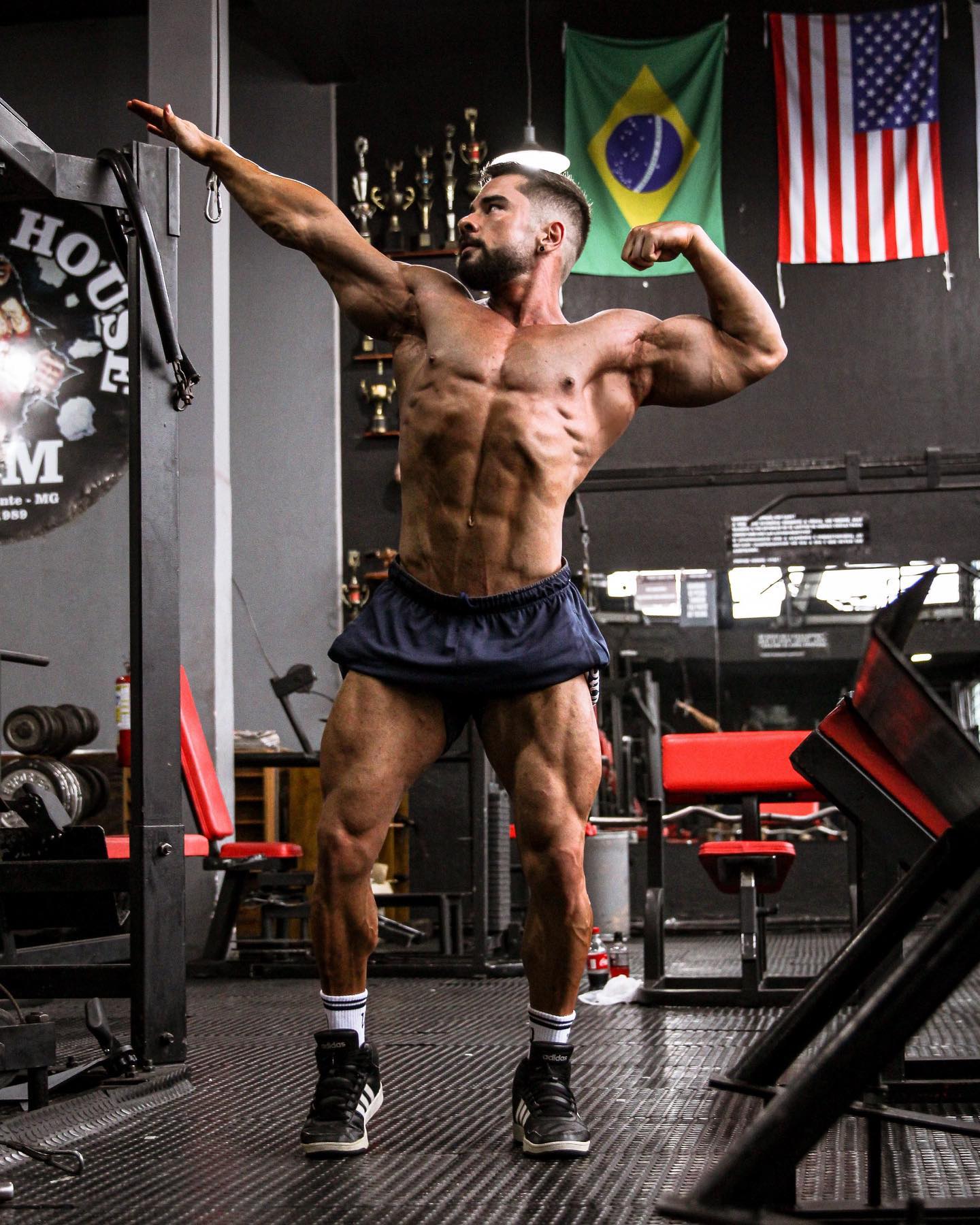 Cláudio de Caux durante treino de musculação
